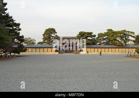 Kyōto-gyoen park, regardant vers la Porte Kenreimon de palais impérial de Kyoto, Kyoto, Honshu, Japan Banque D'Images