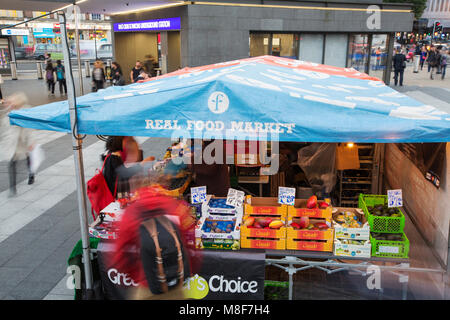 Un véritable marché de l'alimentation à l'extérieur de la gare de Kings Cross, London, UK. Banque D'Images