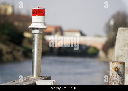 Fanal électrique sur le canal d'eau de rivière, phare pour les bateaux. Banque D'Images