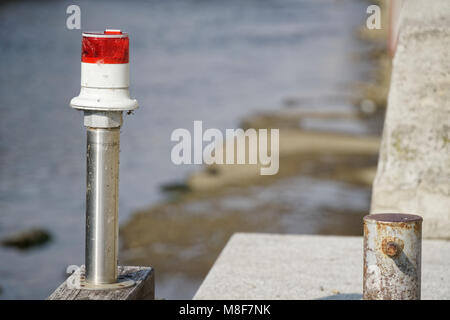 Fanal électrique sur le canal d'eau de rivière, phare pour les bateaux. Banque D'Images