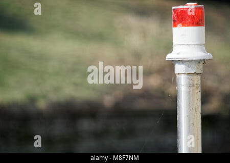 Fanal électrique sur le canal d'eau de rivière, phare pour les bateaux. Banque D'Images