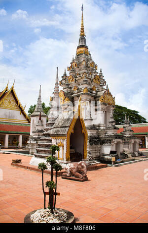 Au Wat Phra That Chedi Borommathat Chaiya Temple de Wat Phra Borommathat Chaiya Chaiya au Temple dans le district de Surat Thani, Thaïlande Banque D'Images