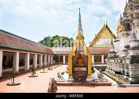 Au Wat Phra That Chedi Borommathat Chaiya Temple de Wat Phra Borommathat Chaiya Chaiya au Temple dans le district de Surat Thani, Thaïlande Banque D'Images