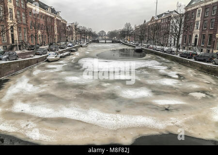 Dutch canal gelé et recouvert de neige Banque D'Images