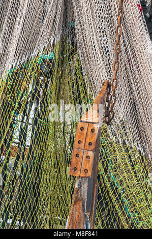 Close up d'un grand filet de pêche accroché sur un bateau de pêche Banque D'Images