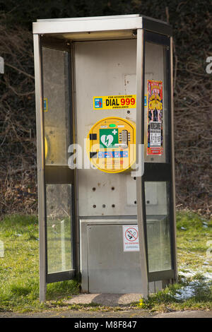 Défibrillateur installé dans une ancienne cabine téléphonique, Carnforth Lancashire UK Banque D'Images