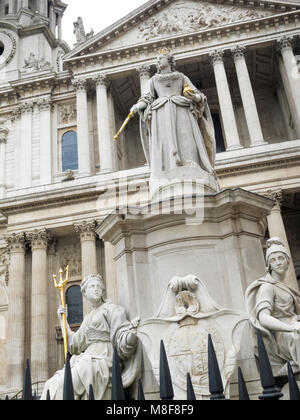 Statue de la reine Anne à l'extérieur de la Cathédrale St Paul Ludgate Hill London England Banque D'Images