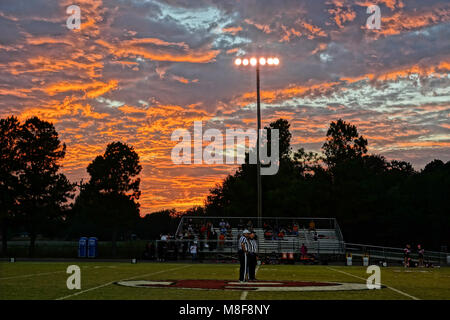 Football vendredi soir au coucher du soleil sous l'éclairage du stade. Banque D'Images