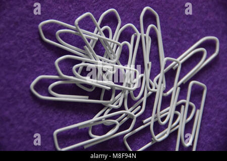 Présentation inhabituelle de trombones blanc Banque D'Images