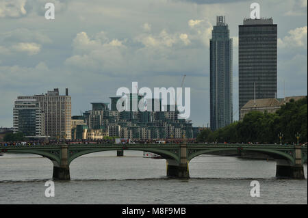 Tamise vue vers l'ouest vers le pont de Lambeth et Vauxhall 2015 Banque D'Images