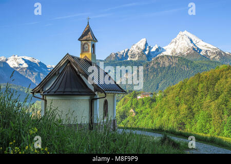 Paysage de printemps avec petite chapelle couverte de neige et montagne Watzmann dans le parc national de Bavière Berchtesgaden Banque D'Images