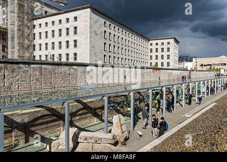 Les touristes visitent la topographie de la Terreur, une piscine extérieure et intérieure du musée de l'histoire le 19 avril 2017 à Berlin, Allemagne. Banque D'Images