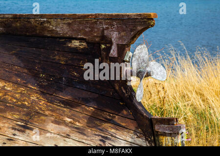 Détail d'un boulon du navire rouillé d'un vieux bateau de pêche à l'envers à l'envers avec un fond de mer Banque D'Images