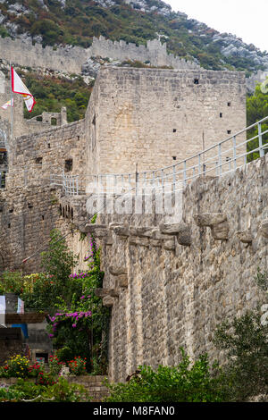 Puissants murs et tours en travers de la presqu'île, vue sur la ville de Ston, sur la péninsule de Peljesac en Croate Dalmatie du sud Banque D'Images