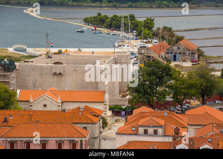 Puissants murs et tours en travers de la presqu'île, vue sur la ville de Ston, sur la péninsule de Peljesac en Croate Dalmatie du sud Banque D'Images