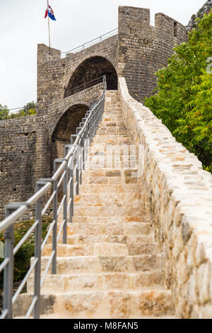 Puissants murs et tours en travers de la presqu'île, vue sur la ville de Ston, sur la péninsule de Peljesac en Croate Dalmatie du sud Banque D'Images