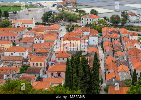 Puissants murs et tours en travers de la presqu'île, vue sur la ville de Ston, sur la péninsule de Peljesac en Croate Dalmatie du sud Banque D'Images