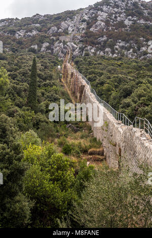 Puissants murs et tours en travers de la presqu'île, vue sur la ville de Ston, sur la péninsule de Peljesac en Croate Dalmatie du sud Banque D'Images