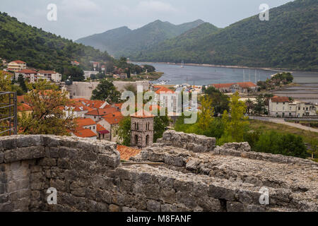 Puissants murs et tours en travers de la presqu'île, vue sur la ville de Ston, sur la péninsule de Peljesac en Croate Dalmatie du sud Banque D'Images