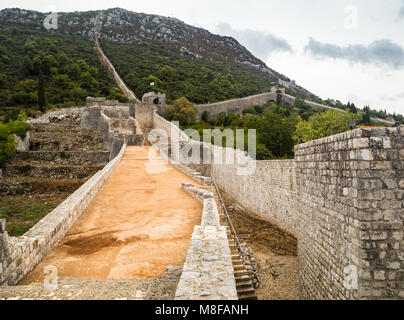 Puissants murs et tours en travers de la presqu'île, vue sur la ville de Ston, sur la péninsule de Peljesac en Croate Dalmatie du sud Banque D'Images