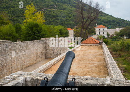 Puissants murs et tours en travers de la presqu'île, vue sur la ville de Ston, sur la péninsule de Peljesac en Croate Dalmatie du sud Banque D'Images