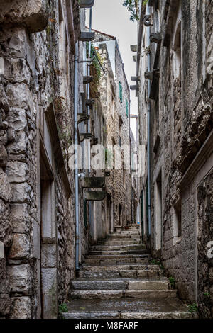 Des allées étroites pittoresque du port historique de la ville sur la même île de Korcula en Croatie, Mer Adriatique Banque D'Images