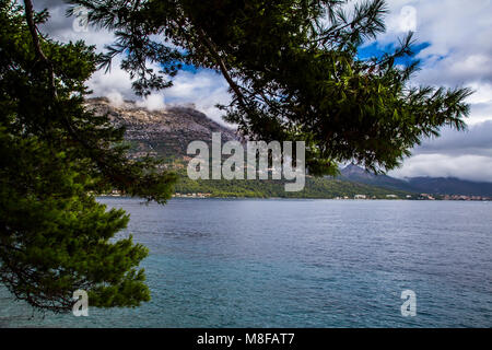 Vue à partir de la fortification de la ville de Korcula port sur la mer jusqu'à la péninsule de Peljesac dans la mer Adriatique Banque D'Images