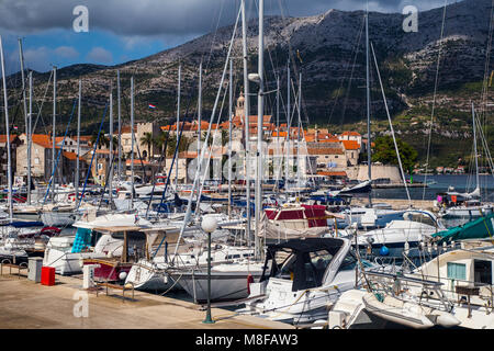 Port pour bateaux à voile et des petits bateaux sous les remparts de la belle ville ancienne de Korcula dans la mer Adriatique Banque D'Images