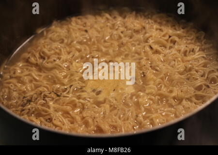 Ramen est un plat japonais. Il se compose de nouilles de blé de style chinois servi dans une viande ou poisson, bouillon, souvent parfumé à la sauce soja ou le miso, garnitures et utilise comme le porc en tranches, algues séchées, menma, et d'oignons verts Banque D'Images