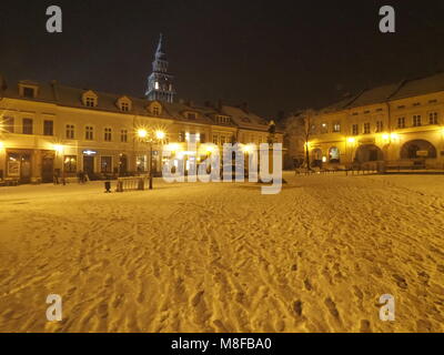 Bielsko-Biala, POLOGNE EUROPE sur Novembre 2017 : place principale de centre-ville historique avec de vieux bâtiments, lampadaires et tour de la cathédrale Saint-Nicolas Banque D'Images