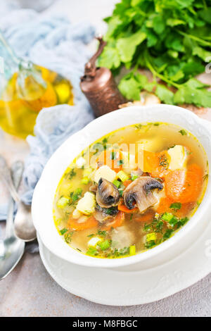 Soupe aux légumes et champignons et verts frais Banque D'Images