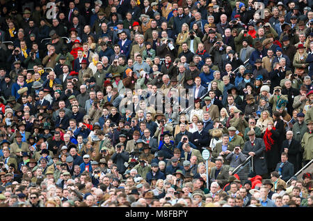 Dans la grande tribune Racegoers regardez la Betway Queen Mother Champion Chase Banque D'Images