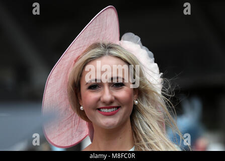 Sophie Lydia Smith dans la Parade Ring que Miss finalistes Cheltenham avec Miss Angleterre durant Mesdames Jour de la Cheltenham Festival 2018 à l'Hippodrome de Cheltenham. Banque D'Images