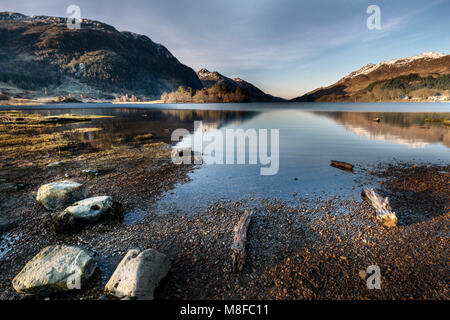 Loch Shiel tôt le matin, à partir de près de Glenfinnan Monument, Glenfinnan, Lochabar, Highlands, Ecosse, UKrock Banque D'Images