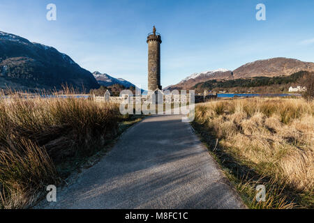 Le monument de Glenfinnan pour marquer l'endroit du début de l'insurrection Jacobite peut être vu au pied du Loch Shiel, Highlands écossais Banque D'Images