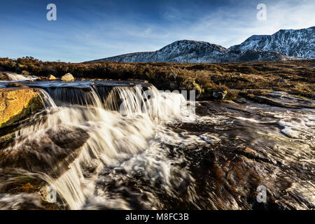 Proche de l'Kingshouse Hotel se trouve Chaudron Falls, un petit ensemble de chutes sur la rivière Etive, avec une vue magnifique sur de Buachaille Etive Mor et Creise. Banque D'Images