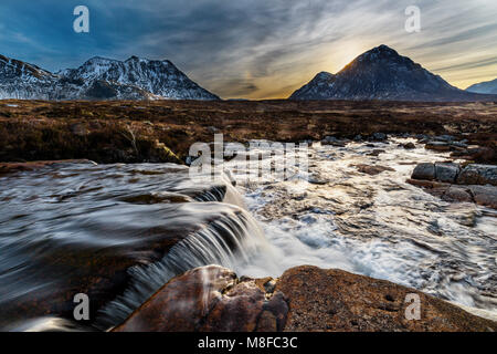Proche de l'Kingshouse Hotel se trouve Chaudron Falls, un petit ensemble de chutes sur la rivière Etive, avec une vue magnifique sur de Buachaille Etive Mor et Creise. Banque D'Images