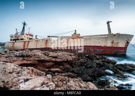 Naufrage d'Edro III à Seacaves, une région d'une beauté naturelle près de Coral Bay/Peiya, Chypre. Banque D'Images