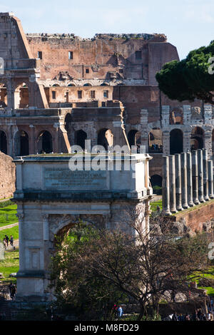 Arc de Constantin et le Colisée vu à partir de la colline du Palatin, Rome, Italie. Banque D'Images