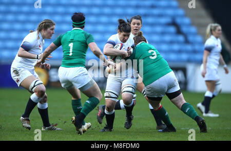 England Women's Sarah Hunter est abordée par l'Irlande féministe Léa Lyons (à droite) au cours de la Natwest Women's match des Six Nations au Ricoh Arena, Coventry. Banque D'Images