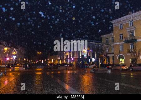 VIlnius, Lituanie - janvier 01, 2017 : Des inconnus aller dans cette rue dans la vieille ville, Vilnius, Lituanie Banque D'Images