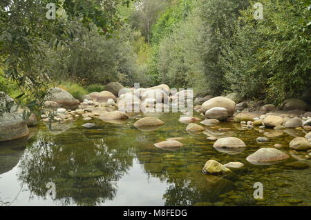 Piscines naturelles avec des pierres pittoresque magnifique paysage à El Raso (Avila). Rivière paysages piscines naturelles Les jours fériés. 26 août, 2017. Sierra Banque D'Images