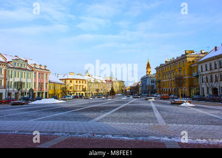 VIlnius, Lituanie - janvier 05, 2017 : Des inconnus aller dans cette rue dans la vieille ville, Vilnius, Lituanie Banque D'Images