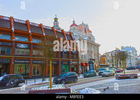 VIlnius, Lituanie - janvier 05, 2017 : Des inconnus aller dans cette rue dans la vieille ville, Vilnius, Lituanie Banque D'Images