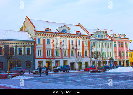 VIlnius, Lituanie - janvier 05, 2017 : Des inconnus aller dans cette rue dans la vieille ville, Vilnius, Lituanie Banque D'Images