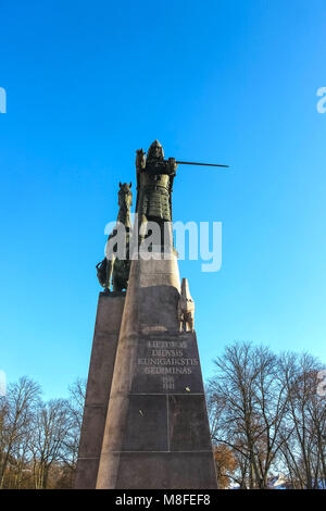 VIlnius, Lituanie - janvier 06, 2017 : monument en bronze à Grand-duc Gediminas sur la place de la cathédrale dans la vieille ville de Vilnius, Lituanie. Banque D'Images