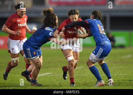 Pays de Galles' Alisha bouchers est abordé par la France Lise Arricaste (à gauche) et Jade Le Pesq durant la Natwest Women's match des Six Nations au Parc Eirias Colywn, Bay. Banque D'Images