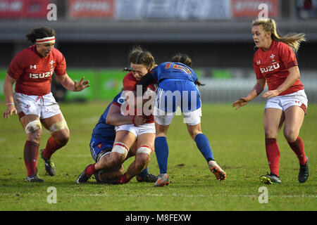 Pays de Galles' Alisha bouchers est abordé par la France Lise Arricaste (à gauche) et Jade Le Pesq durant la Natwest Women's match des Six Nations au Parc Eirias Colywn, Bay. Banque D'Images