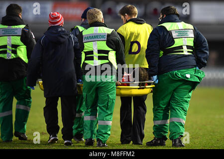 Pays de Galles' Alisha est stretchered off bouchers après avoir été abordé par la France Lise Arricaste (à gauche) et Jade Le Pesq durant la Natwest Women's match des Six Nations au Parc Eirias Colywn, Bay. Banque D'Images