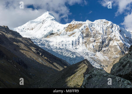 Vue sur le pic de Tocllaraju et glacier dans la vallée de l'Ishinca dans la Cordillère des Andes au Pérou Banque D'Images